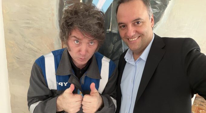 Milei desmiente la salida de Adorni y la fiscalía pide el recibo del vuelo a Punta