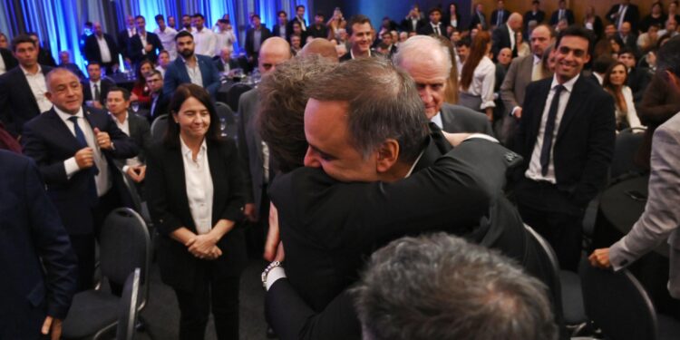 Escapadita a Córdoba para calmar la interna:  Adorni recibe respaldo y le pide disculpas a Caputo