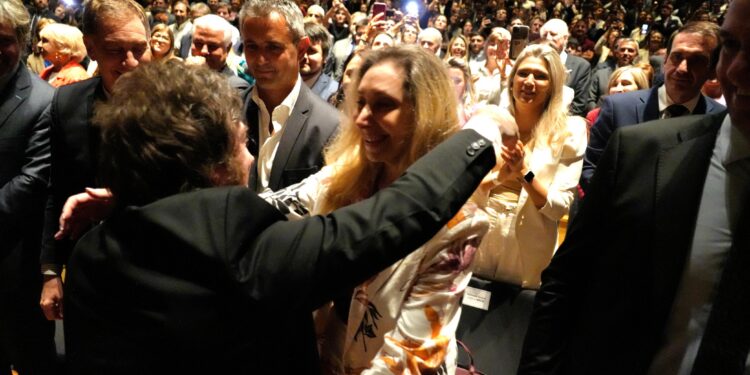 Milei insultó a la oposición y respaldó a «los que van a pelear con los orcos»