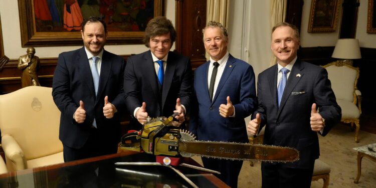 Con Milei hiperactivo, la mesa chica del gobierno vuelve a reunirse y apunta al Congreso