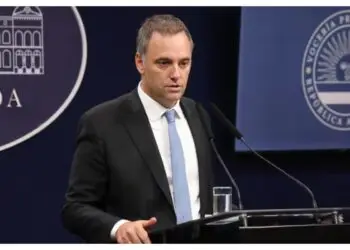 Malversación de fondos, enriquecimiento ilícito y facturas truchas: todas las denuncias que acumuló Adorni en las últimas 48 horas