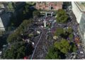 «Son 30.000 y que nos digan dónde están»: multitudinaria movilización a 50 años del Golpe en Plaza de Mayo