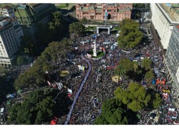 «Son 30.000 y que nos digan dónde están»: multitudinaria movilización a 50 años del Golpe en Plaza de Mayo