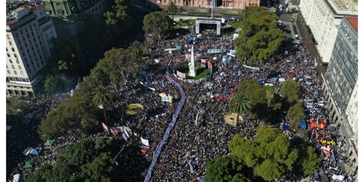 «Son 30.000 y que nos digan dónde están»: multitudinaria movilización a 50 años del Golpe en Plaza de Mayo