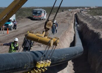 Desmienten a Milei y Caputo por los «tubitos caros» del gasoducto