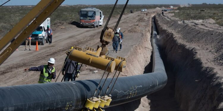 Desmienten a Milei y Caputo por los «tubitos caros» del gasoducto