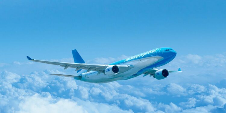 Aerolíneas Argentinas cobrará recargos en sus vuelos por la suba del petróleo