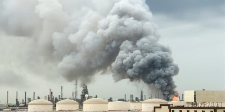 Petróleo se dispara a récord en cuatro años: cómo impacta en el país