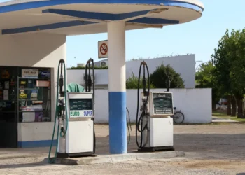 Por el conflicto en Medio Oriente, el precio del combustible se disparó 6%