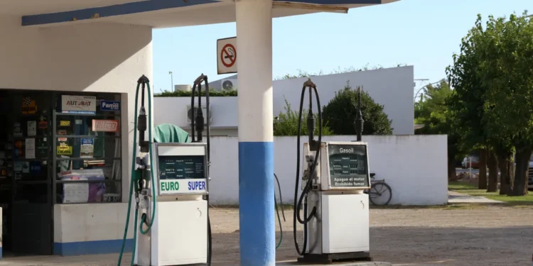 Por el conflicto en Medio Oriente, el precio del combustible se disparó 6%