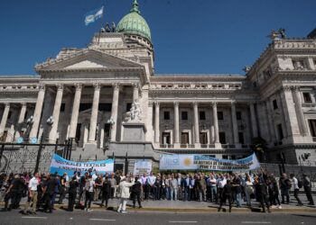 Dirigentes Pyme llevaron al Congreso un proyecto para frenar la crisis