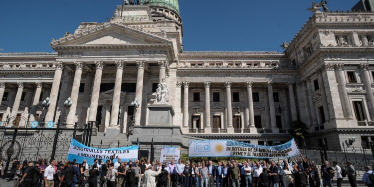 Dirigentes Pyme llevaron al Congreso un proyecto para frenar la crisis