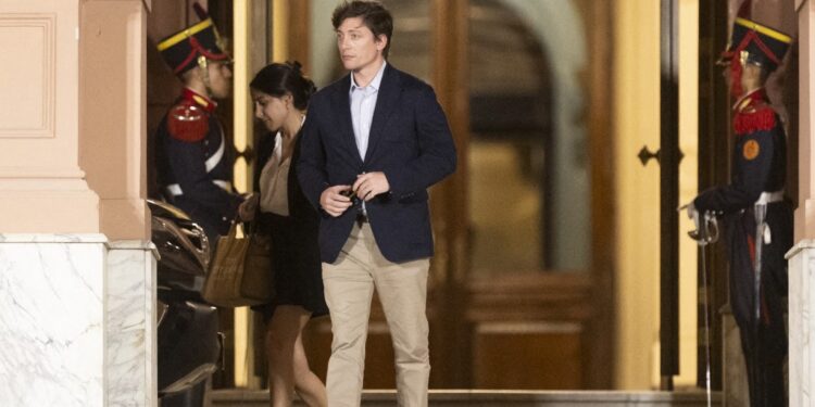 Por un guiño de EE.UU., Karina frena su desembarco en la SIDE y Santiago Caputo resiste