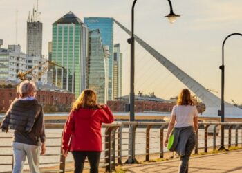 Fin de semana largo austero: más viajes cortos y menor gasto turístico