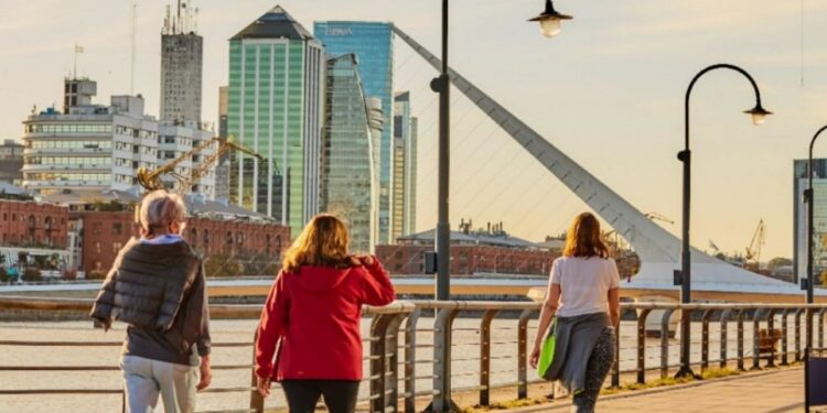 Fin de semana largo austero: más viajes cortos y menor gasto turístico