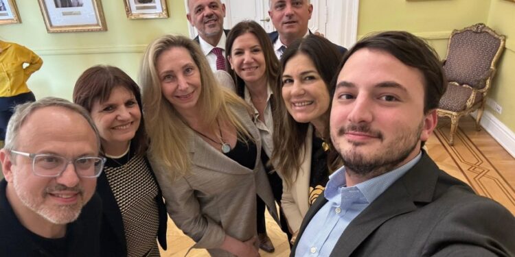 Valenzuela quedó afuera del Gobierno, sin cargo y entrampado entre Karina, Monteoliva y Bullrich