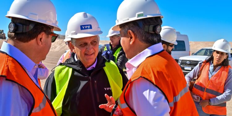 El CEO de YPF se pasó de honesto: «Si tenés que cargar nafta mañana, cargá hoy»