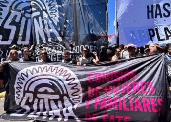 De amas de casa a jefas de hogar, las mujeres de FATE se organizan para ayudar a sus maridos despedidos