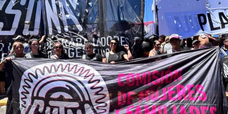 De amas de casa a jefas de hogar, las mujeres de FATE se organizan para ayudar a sus maridos despedidos