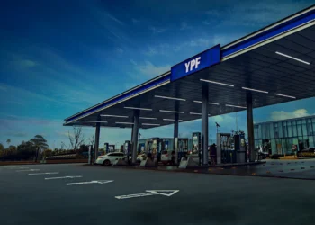 El CEO de YPF se pasó de honesto: «Si tenés que cargar nafta mañana, cargá hoy»