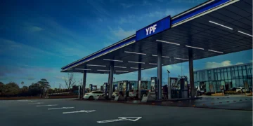 El CEO de YPF se pasó de honesto: «Si tenés que cargar nafta mañana, cargá hoy»