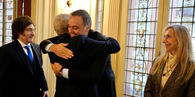 Aún con el respaldo de Milei, Adorni no repunta y el escándalo cumple un mes