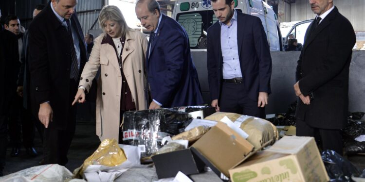 Monteoliva se mostró con Adorni y confirmó su alineamiento con el karinismo