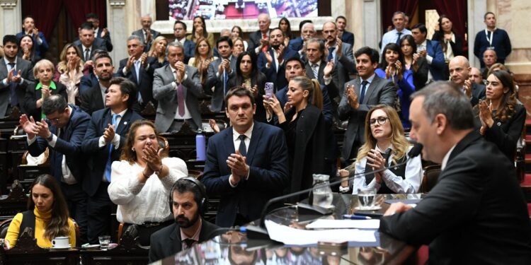 Adorni no da respuestas: entregó su informe de casi 2 mil páginas sin explicar su patrimonio