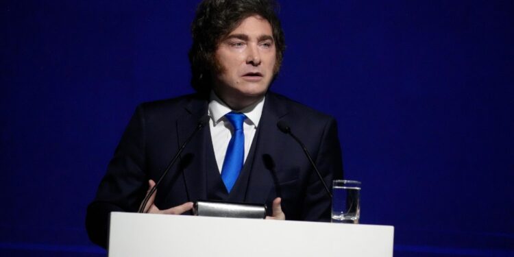 Milei apuntó contra el círculo rojo y aseguró que el plan económico no se cambia