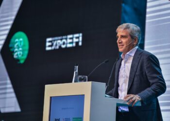 Caputo celebró el ajuste en los salarios públicos