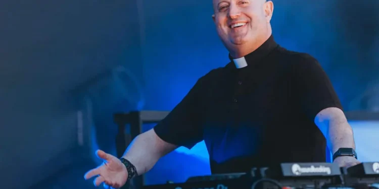 La rave católica del padre Guilherme inaugura una forma de habitar la fe