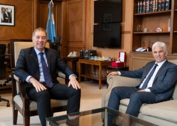 Santilli reapareció con la billetera y recibe a gobernadores para dejar atrás el Adorni gate