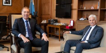 Santilli reapareció con la billetera y recibe a gobernadores para dejar atrás el Adorni gate