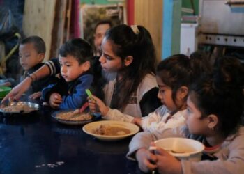 El 65% de las infancias depende de la asistencia alimentaria, mientras el Gobierno recortó la mayoría de los programas