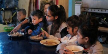 El 65% de las infancias depende de la asistencia alimentaria, mientras el Gobierno recortó la mayoría de los programas
