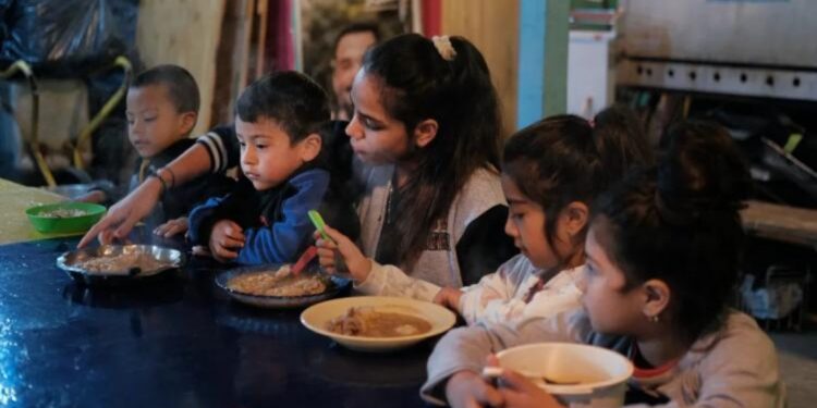 El 65% de las infancias depende de la asistencia alimentaria, mientras el Gobierno recortó la mayoría de los programas