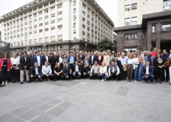 Intendentes de todo el país llevaron sus reclamos a Caputo en la puerta de Economía