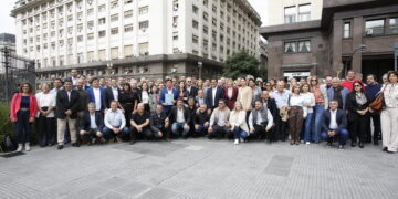 Intendentes de todo el país llevaron sus reclamos a Caputo en la puerta de Economía