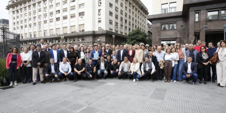 Intendentes de todo el país llevaron sus reclamos a Caputo en la puerta de Economía