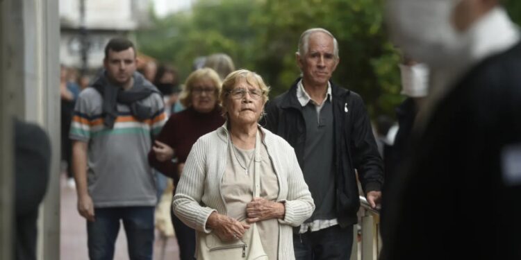 Se prorroga el bono para jubilados y pensionados: cuánto es el haber mínimo en mayo