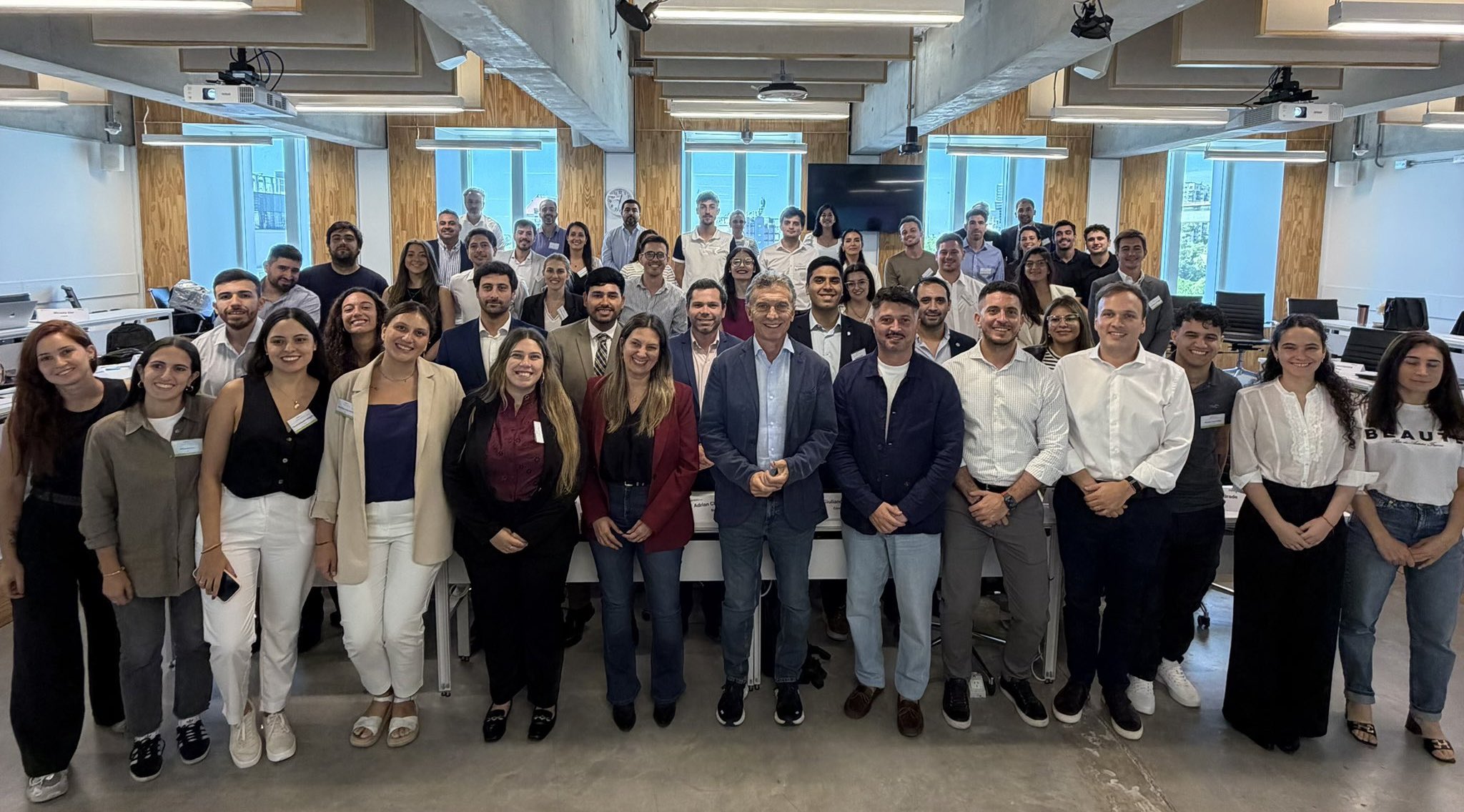 Macri con los dirigentes que hicieron el curso de formación de la Fundación Pensar este año.