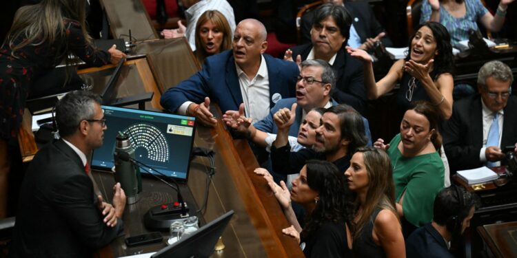 Glaciares en el recinto y Adorni en el aire: Menem se pone el casco para la sesión en Diputados