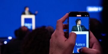 Tras la derrota de Orbán y antes de viajar a Israel, Milei cerrará la cumbre de AmCham