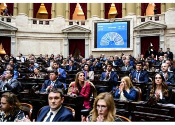 El escándalo Adorni sobrevuela toda la sesión de Glaciares en Diputados