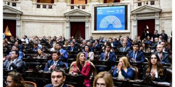 El escándalo Adorni sobrevuela toda la sesión de Glaciares en Diputados