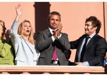 Milei envió dos reformas al Senado para correr del foco sobre Adorni pero pateó dos hormigueros