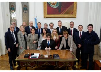 Pochoclos, vallado y militancia: así arrancó el «show» libertario para blindar a Adorni en Diputados