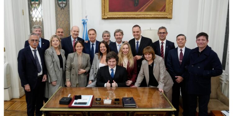 Pochoclos, vallado y militancia: así arrancó el «show» libertario para blindar a Adorni en Diputados