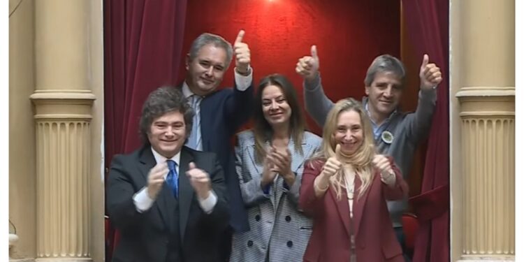 Adorni no da respuestas: entregó su informe de casi 2 mil páginas sin explicar su patrimonio