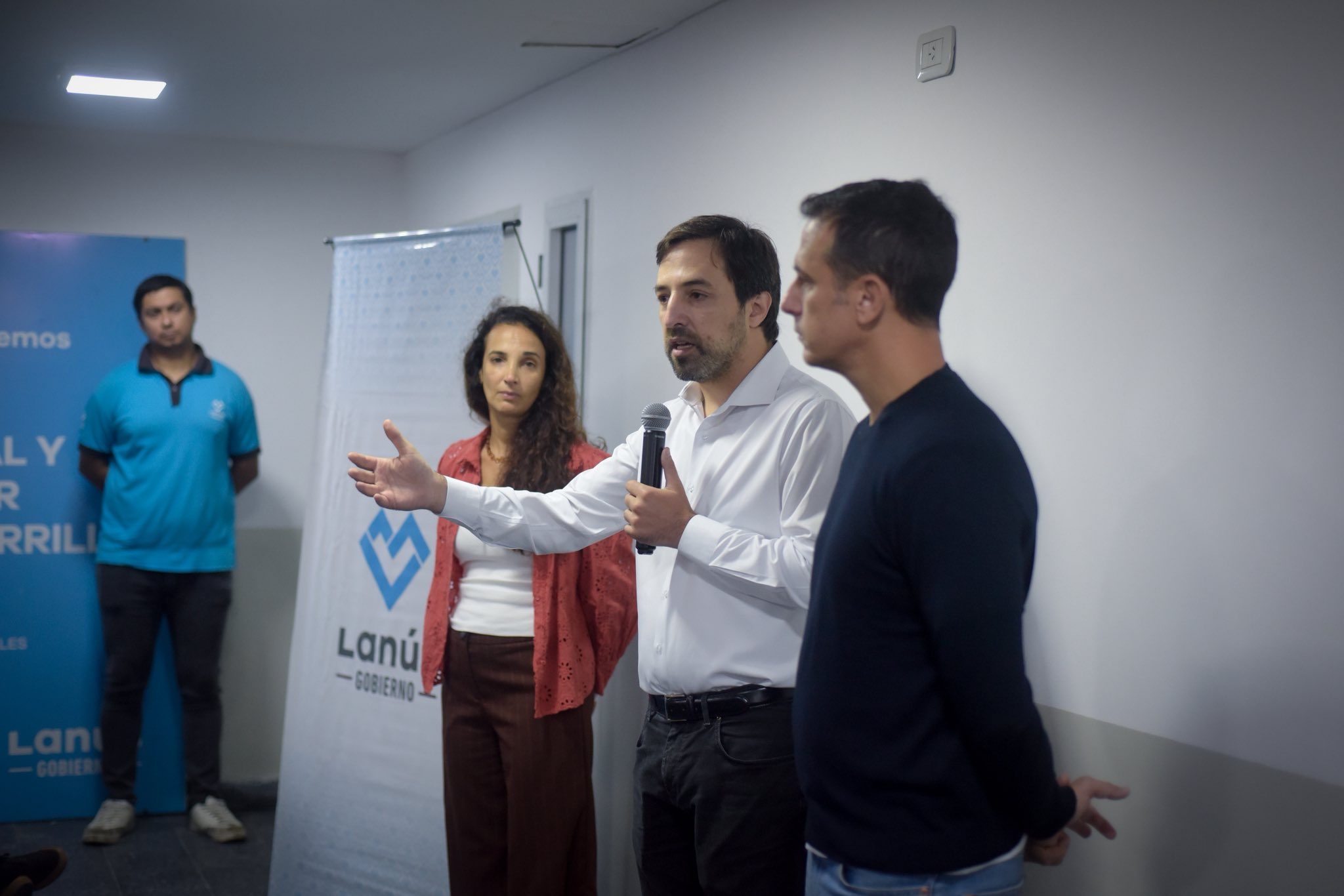 Kreplak habla junto a Álvarez